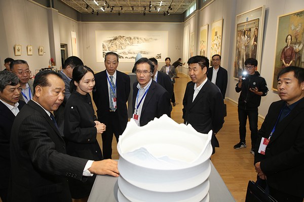审核评估专家组考察美加墨世界杯官方网站.jpg 审核评估专家组考察美加墨世界杯官方网站.jpg